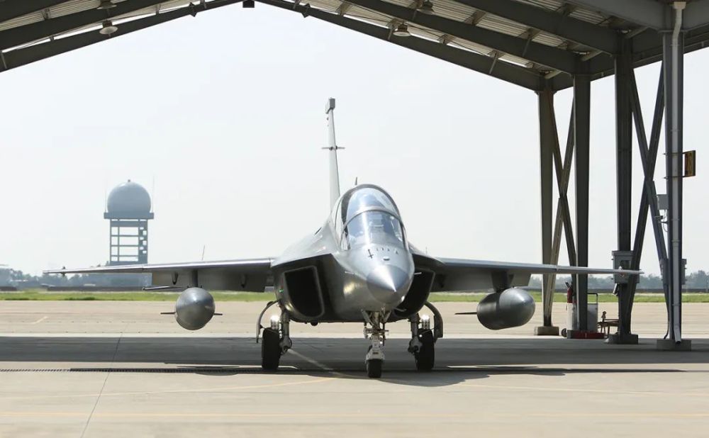 航空工业洪都数架高教机完成转场交付任务