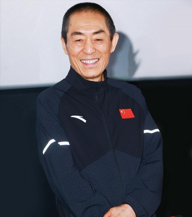 张艺谋携39岁娇妻现身购百万豪车,他瘦成竹竿穿衣晃荡,脸色蜡黄