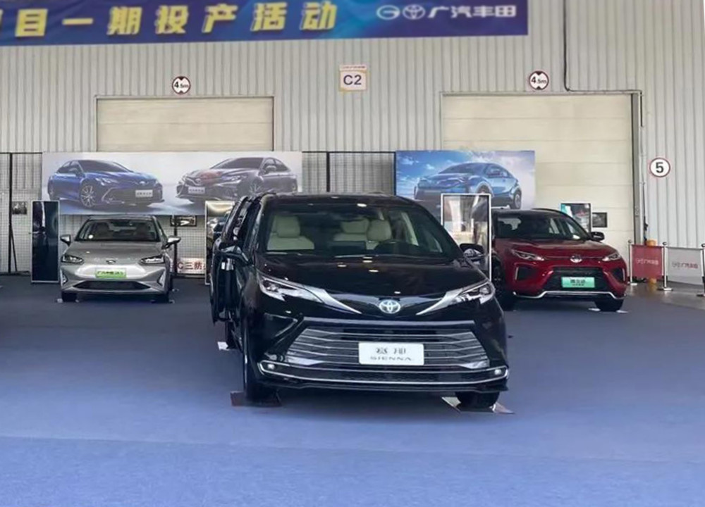 国产丰田赛那实车曝光，空间油耗是“两大杀手锏”，叫板别克GL8