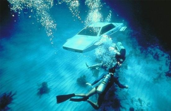海外男子将路虎改造成“007潜艇汽车”，还发布潜水视频，车迷直呼内行