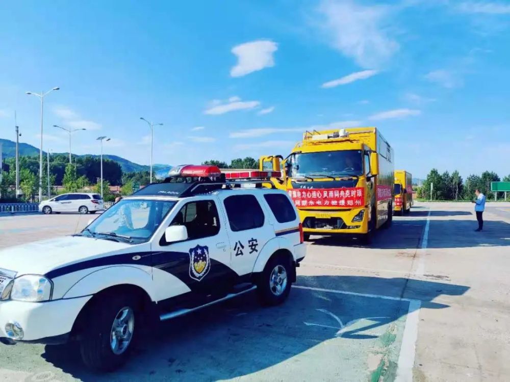 高速二支队警车开道护送保电车队_腾讯新闻