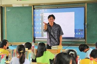 在河北顺平县神南镇赵家台村赵家台小学,赵松梅老师(右)在和学生聊天.