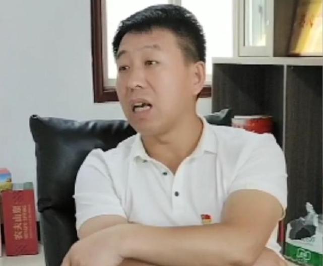 四五分钟的谈话中,侯文超瞄了一眼车外,发现刚才还没进水的隧道内