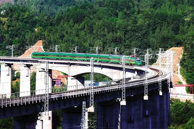 【区县解读】渝怀铁路开通动车组 11趟列车经停黔江站