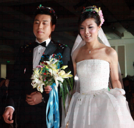 时隔13年再夺金,庞伟成人生赢家!妻子也是奥运冠军,中国第一对