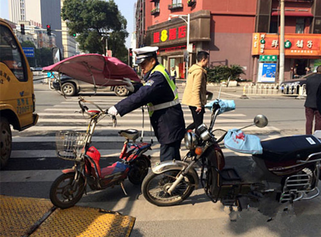 北京超标电动车将清退！上班族跟外卖小哥哭晕