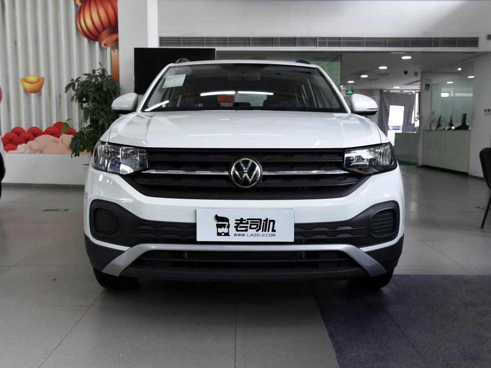 探影车头呈现出成熟的设计风格,较大的多边形格栅饰