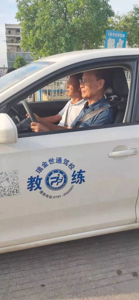 2个月!赣州85岁"老司机"考到驾照!_腾讯新闻