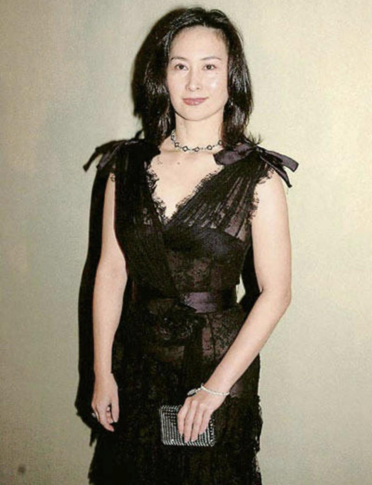 何超琼不愧是"名门闺秀",粉色上衣配短裤利落大气,减龄优雅