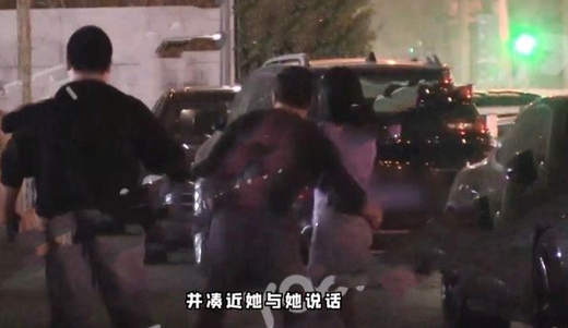 48岁杨坤和美女约会被偷拍！饭后主动买单显大方，女方身材高挑