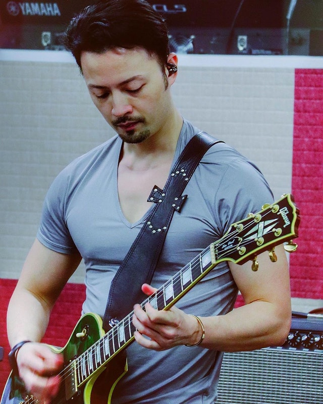 ronny@mr.签约邵氏做黄宗泽师弟 考多证跨界做设计