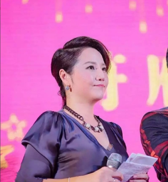 广东电视珠江台资历最老的新闻主播徐洁50岁的她如今已发福不少