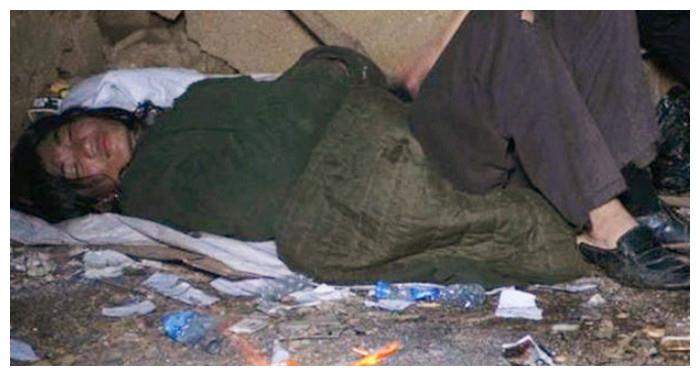 河南巨婴杨锁:刨坑上厕所,烧家具取暖,懒得做饭,23岁饿死家中