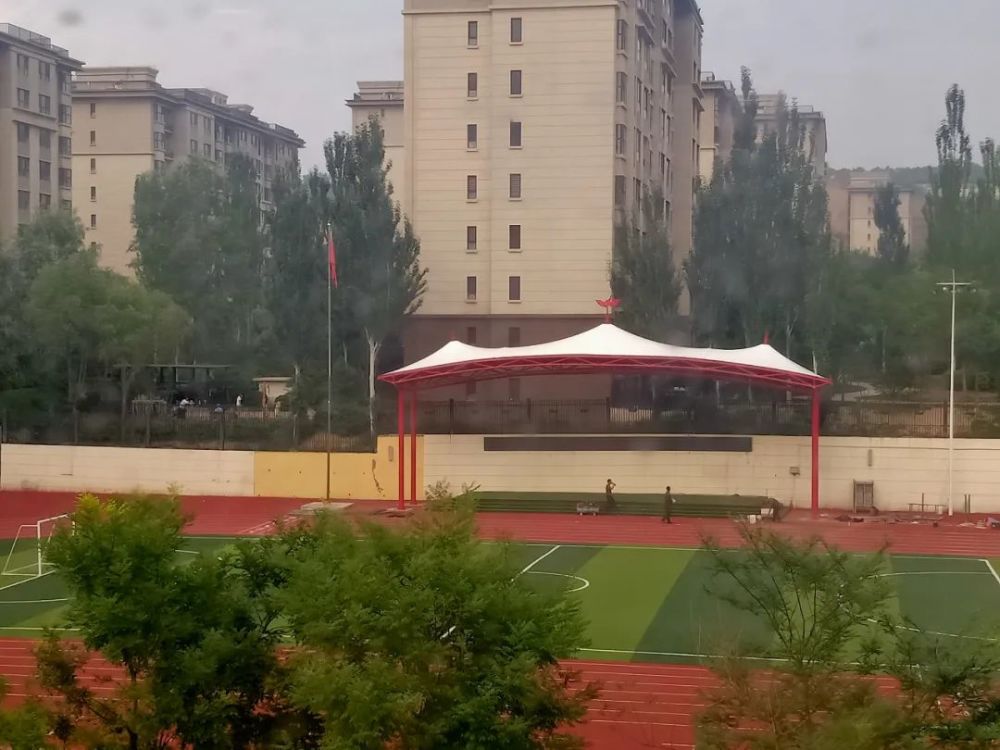 太原五一路小学膜结构看台已完工