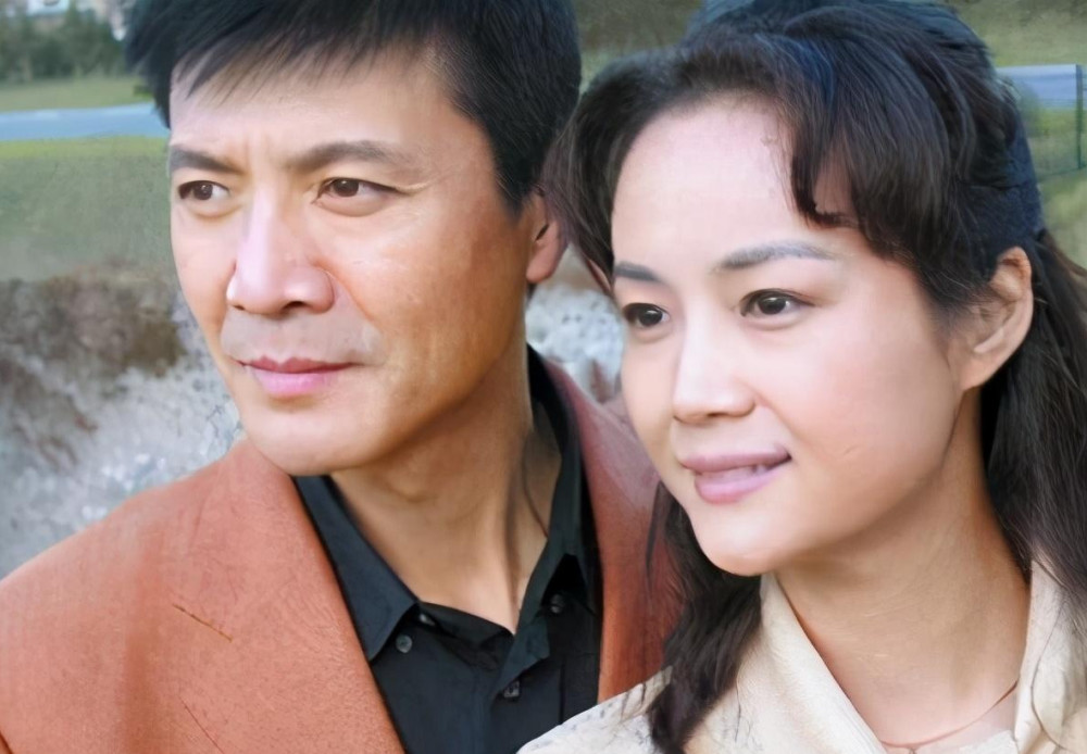 一家四口皆是演员却很低调,爸爸是视帝也是影帝,妈妈是颜值担当