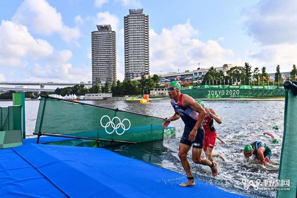 日本再现奇葩操作运动员在东京湾粪水中游泳有多难受