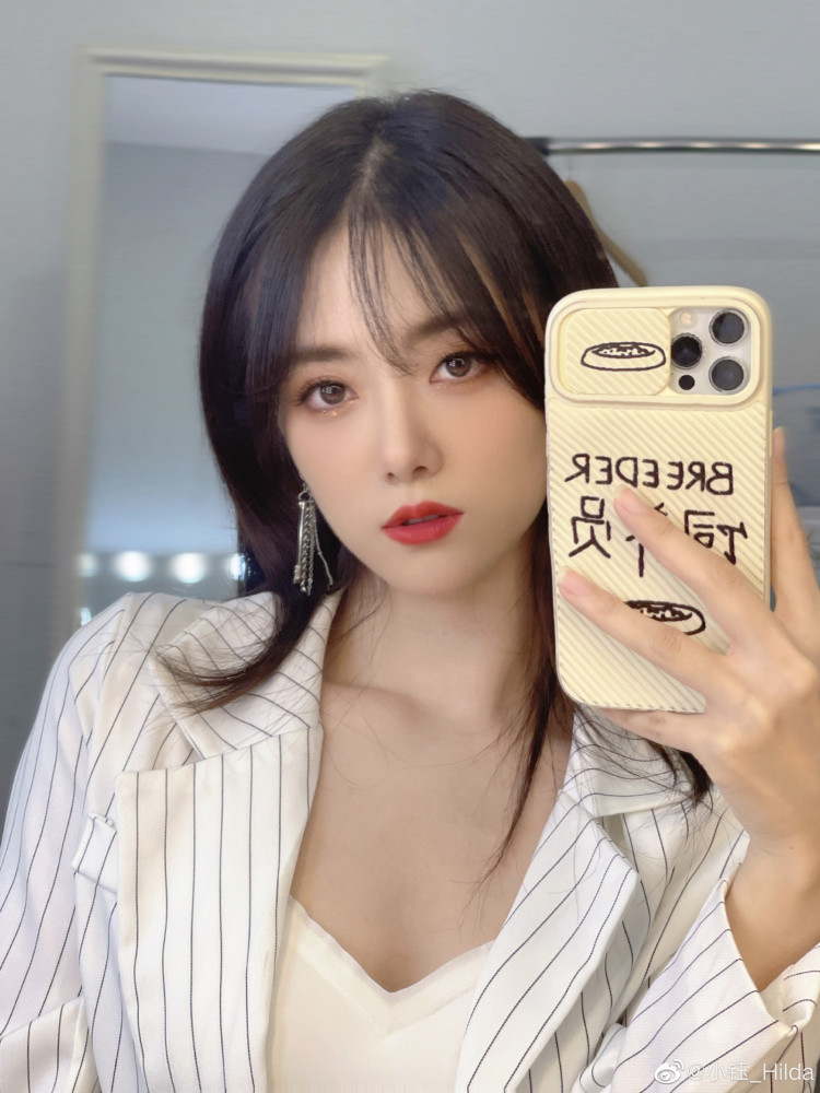 lpl主持人小钰制服御姐风照引粉丝热议:宋义进出来对线!