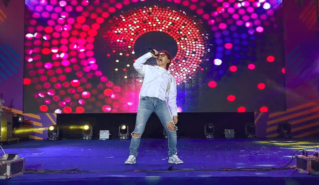 《好声音》张玮成捞金户,简陋舞台飙high歌,获多名保镖护航