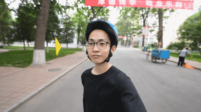 何同学毕业了,弹幕都在感谢他的女同学