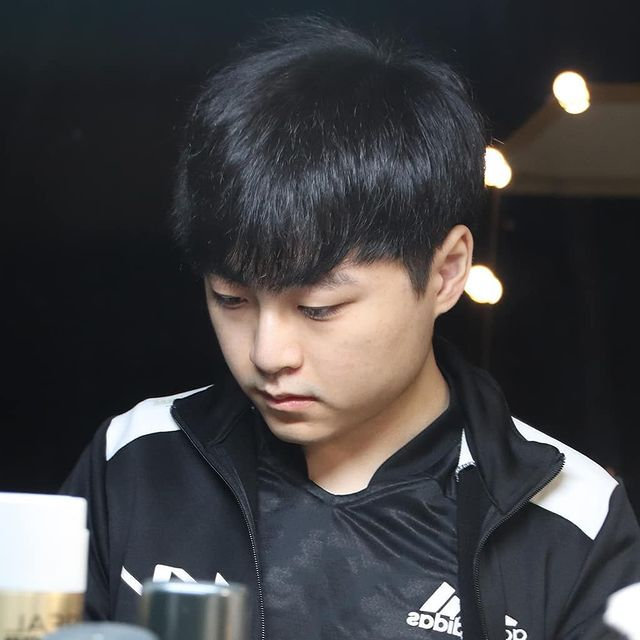 首先showmaker被问到那一场为何会选出中单巨魔,show