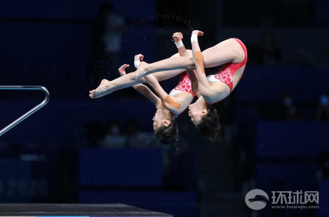 东京奥运会跳水女子双人10米台决赛中国队斩获金牌
