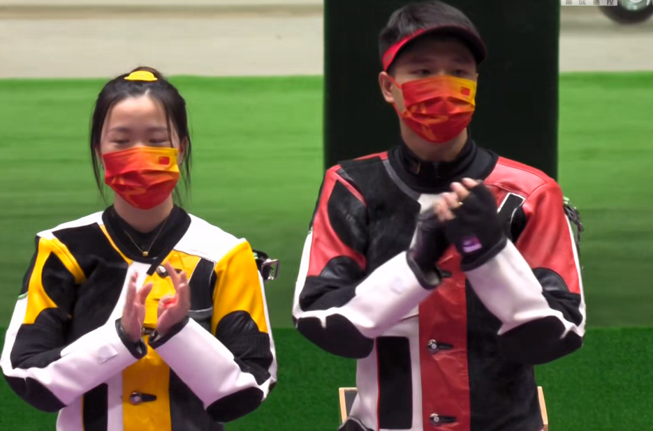 中国军团第九金!双杨组合击败美国队,杨倩双金,教练挥拳庆祝