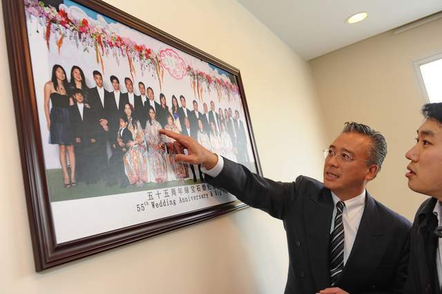 李锦记第三代传人逝世!身家超千亿,儿子创无限极,坚持不上市_腾讯新闻