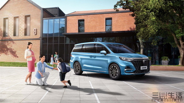 前脸变化、配置升级 新款荣威iMAX8官图发布