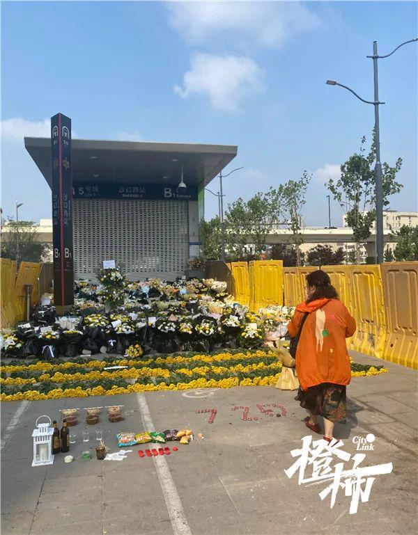 郑州市民为地铁遇难者献的花为什么被围挡郑州地铁方刚刚回应