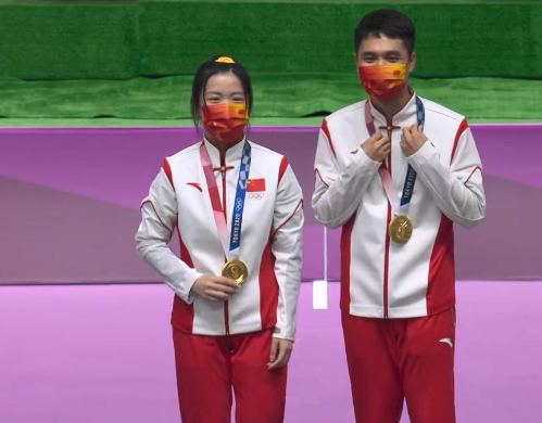 暖心杨倩杨皓然互相戴上金牌笑容自信00后第一个多金王