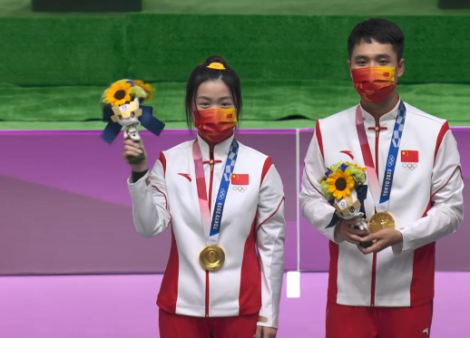 杨倩杨皓然互相戴上金牌,笑容自信,00后第一个多金王