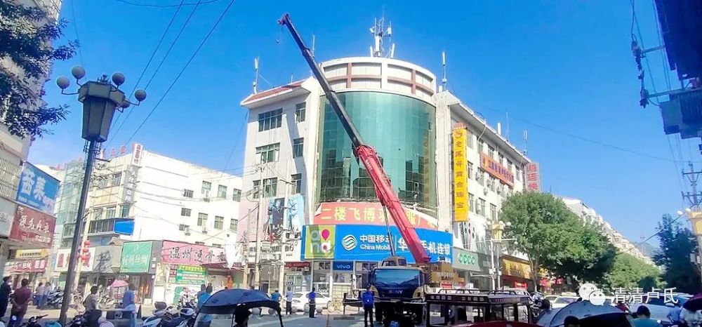 7月26日,县城十字街银基商厦西北角一商业楼陈旧广告标牌被强制拆除.