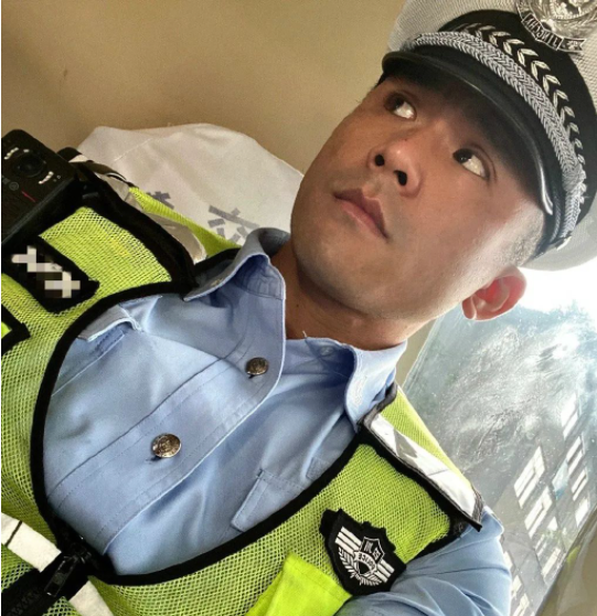 四川交警身材照被曝光撸铁15年成巨无霸罪犯都不敢惹他