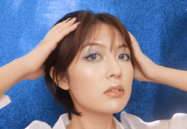 方彬涵素颜和化妆后是两个风格,小编还是挺喜欢方