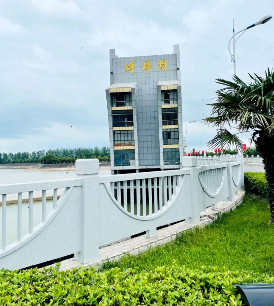 蚌埠闸水利风景区落于蚌埠市西郊,位于淮河中游,是国家aaa级旅游景区