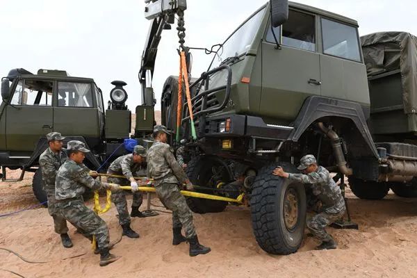 维修分队对突发故障车辆进行抢修