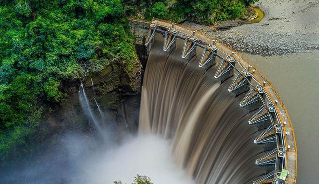 大英加超级瀑布水电站图片