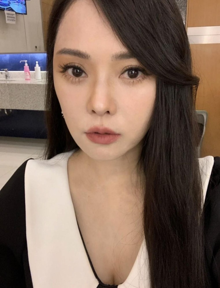 53岁伊能静晒近照,无滤镜下皮肤细腻如少女,纤细大长腿抢镜