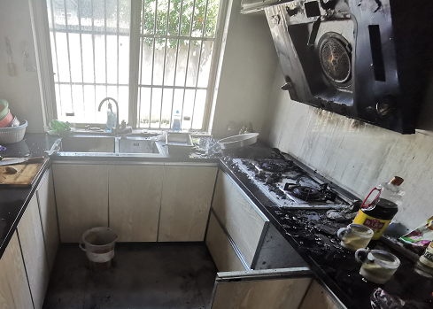 警惕厨房火灾丨又见抱火哥宿州消防员关键时刻火场抱罐