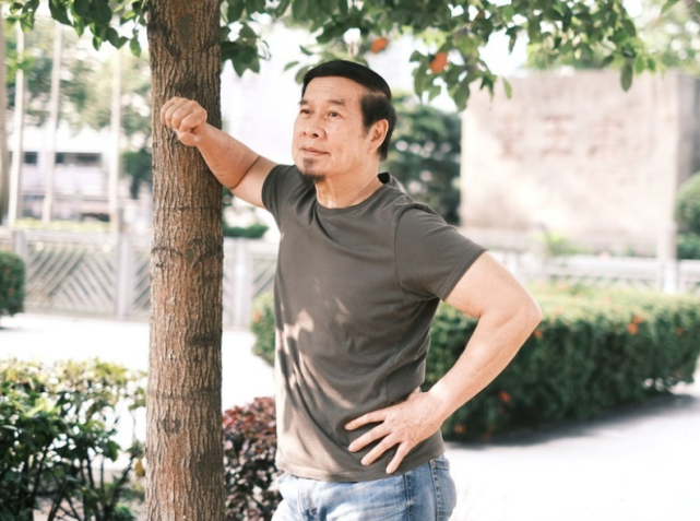 老戏骨白彪罕露面,75岁身材仍健硕,想3年后退休出国与家人团聚_腾讯