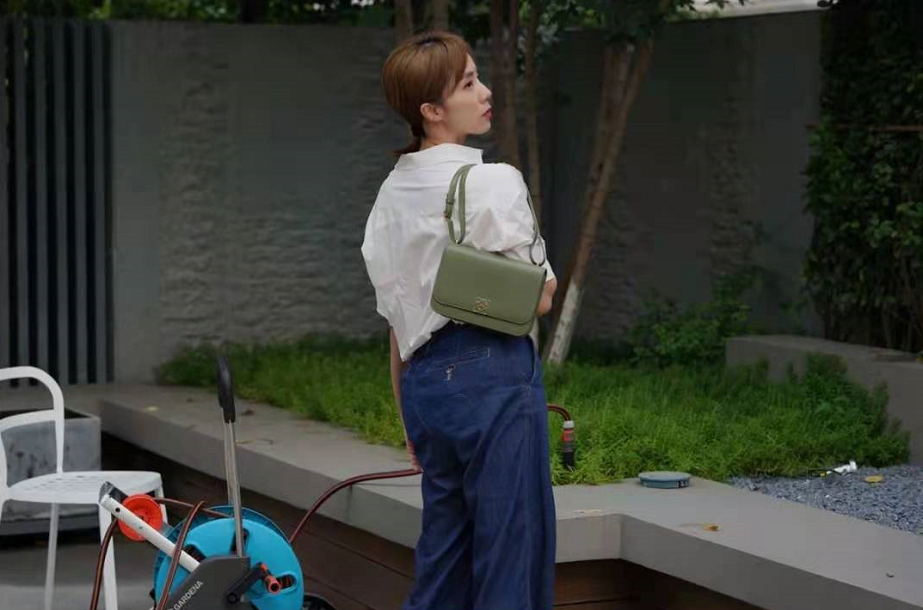 孙莉穿白衬衫牛仔裤耍酷,为新戏染发改变大,黄磊视角青春感十足