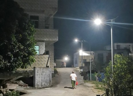 新兴里洞镇点亮160多盏村庄路灯照亮群众心灯
