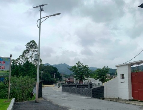 新兴里洞镇点亮160多盏村庄路灯照亮群众心灯