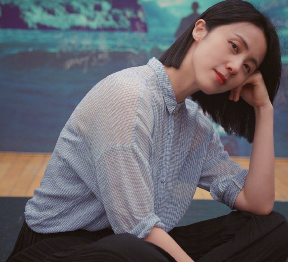 孙莉穿白衬衫牛仔裤耍酷为新戏染发改变大黄磊视角青春感十足