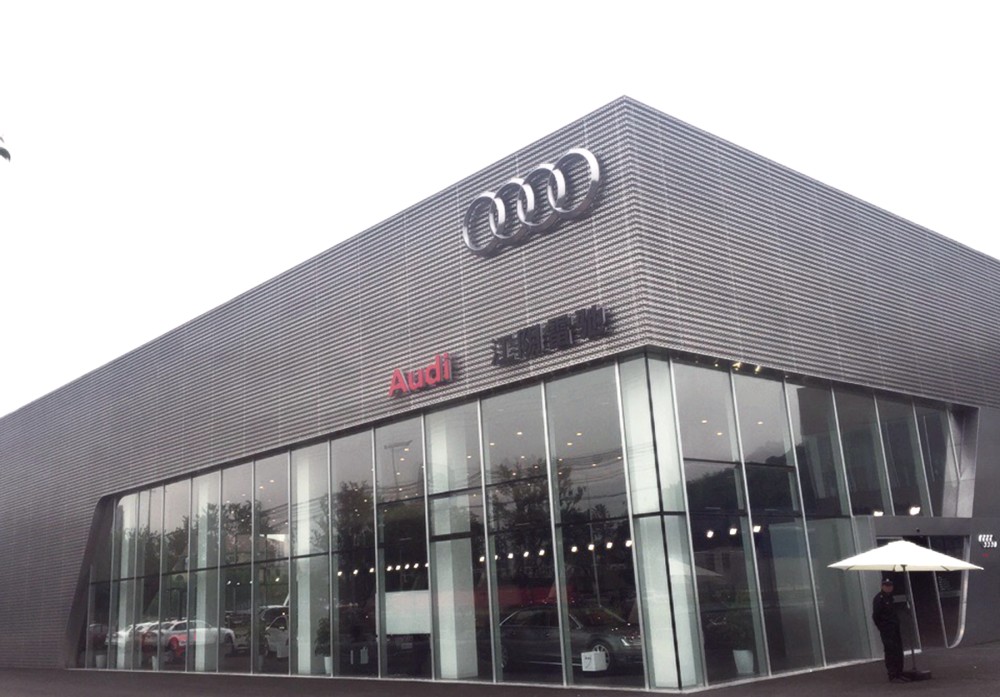 小伙在4S店看中​奥迪​A4L，被女老板嫌弃：你能买得起，我就敢嫁你