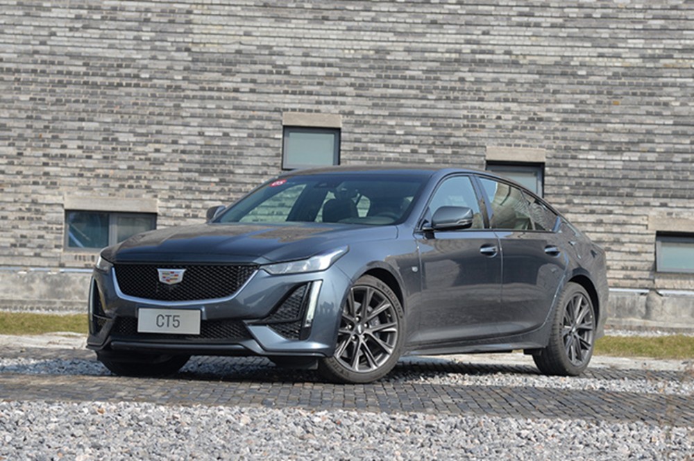 女子开凯迪拉克“尾随”婚车，看到车身横幅后，网友：新娘心真大