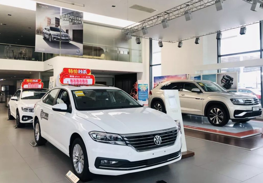 男子在大众4S店试驾，店前连撞十几辆新车，男子：刹车油门装反了