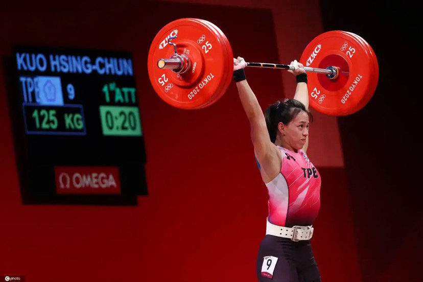 中国台北选手郭婞淳以抓举103公斤,挺举133公斤,总成绩236公斤夺得