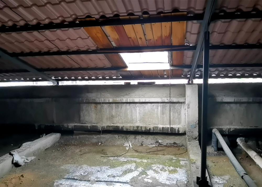 上海这个小区做了平改坡怎么还漏水一查8年老瓦片已一碰就裂