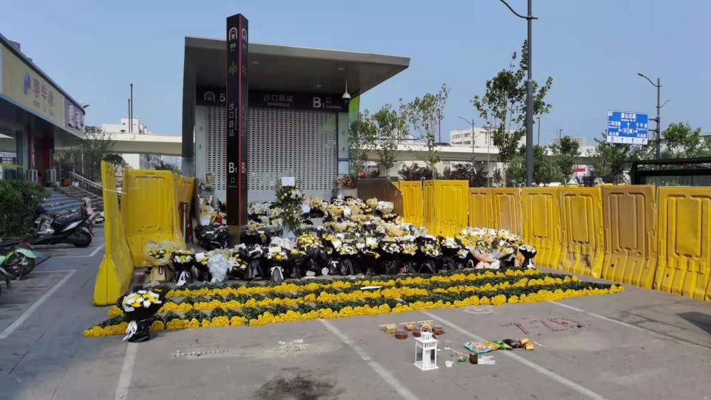 头七之期郑州市民赴5号线地铁口献花祭奠